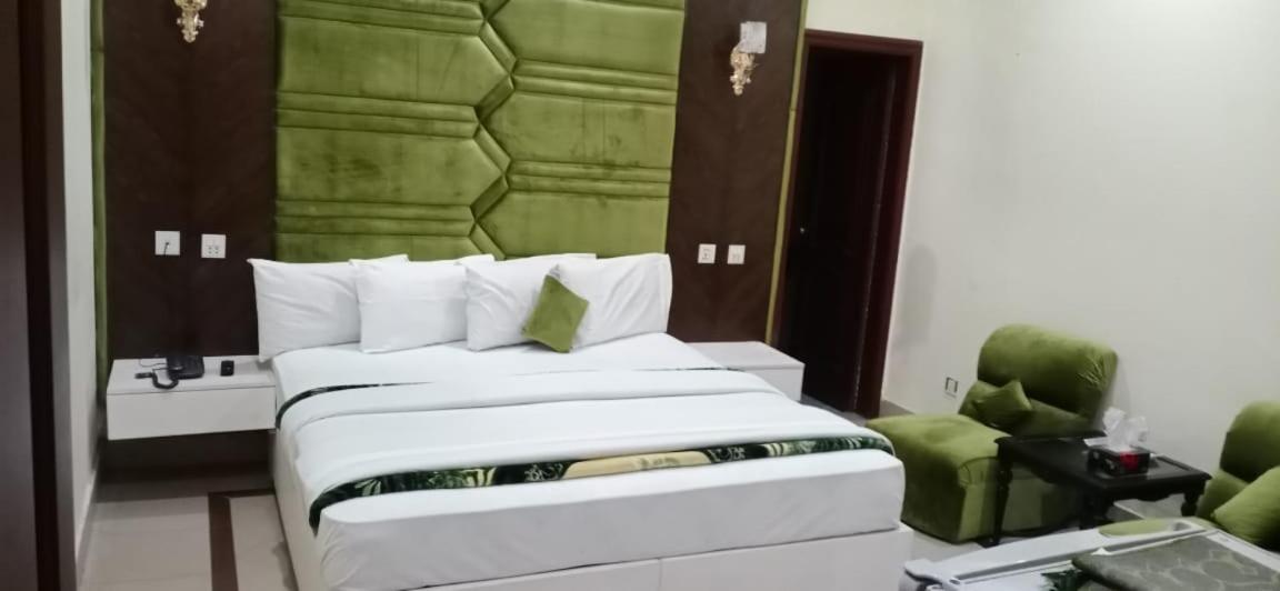 Hotel Pak Continental Мултан Екстериор снимка