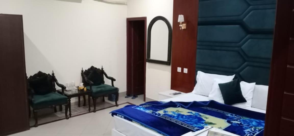 Hotel Pak Continental Мултан Екстериор снимка