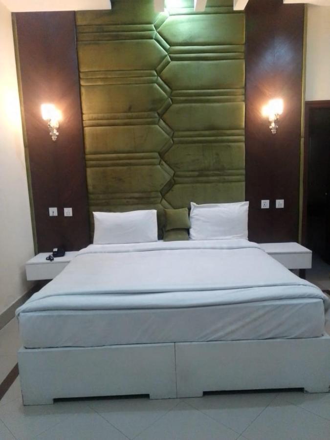 Hotel Pak Continental Мултан Екстериор снимка