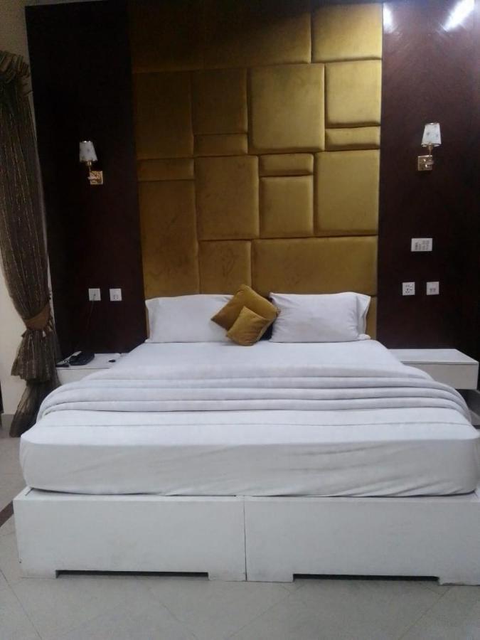 Hotel Pak Continental Мултан Екстериор снимка