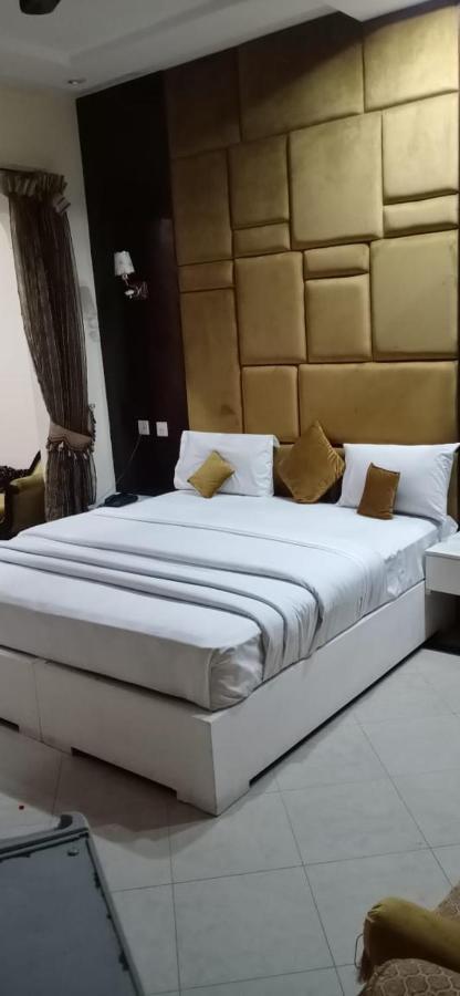 Hotel Pak Continental Мултан Екстериор снимка