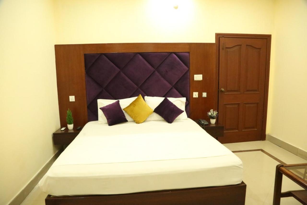 Hotel Pak Continental Мултан Екстериор снимка