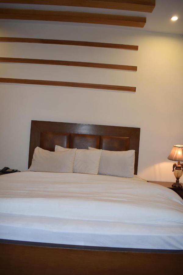Hotel Pak Continental Мултан Екстериор снимка