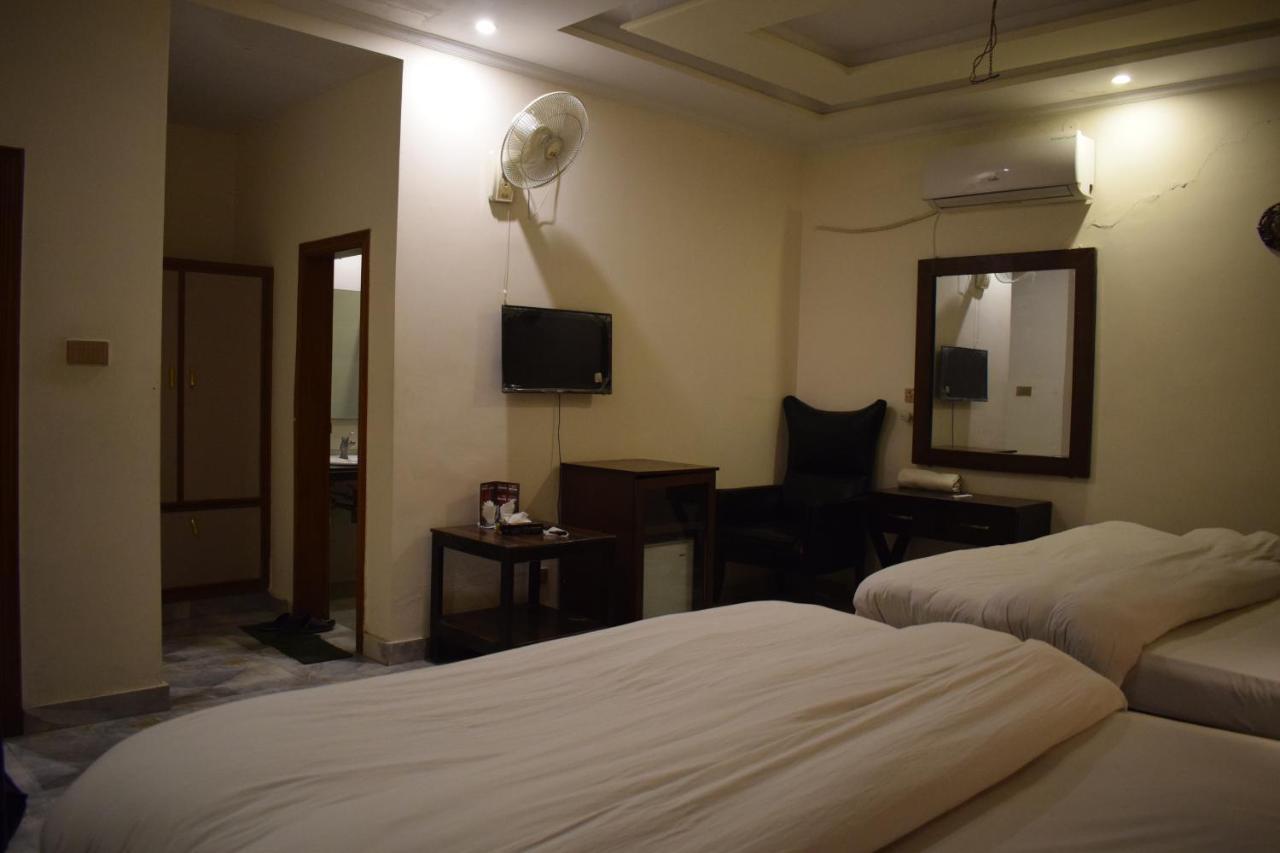 Hotel Pak Continental Мултан Екстериор снимка