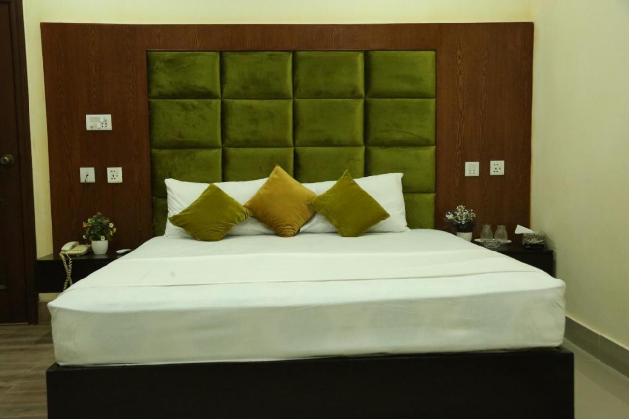 Hotel Pak Continental Мултан Екстериор снимка