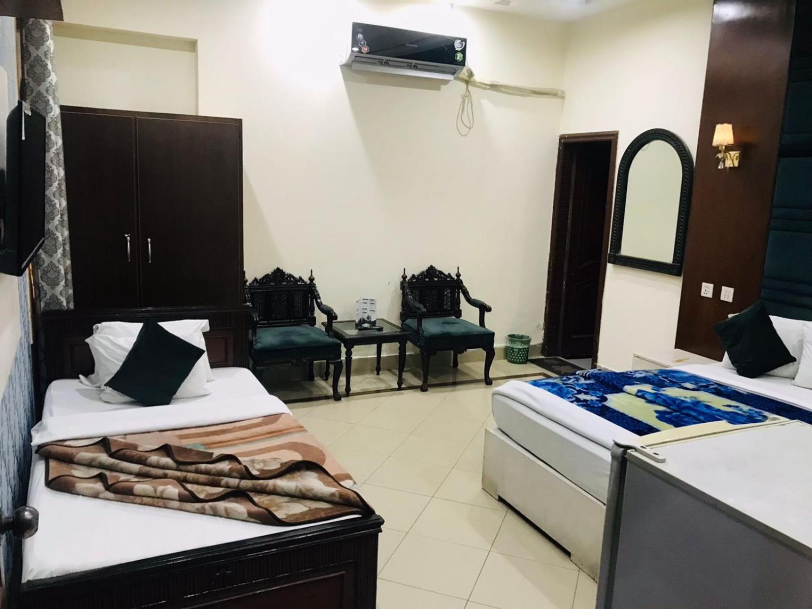 Hotel Pak Continental Мултан Екстериор снимка