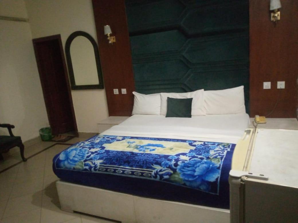 Hotel Pak Continental Мултан Екстериор снимка
