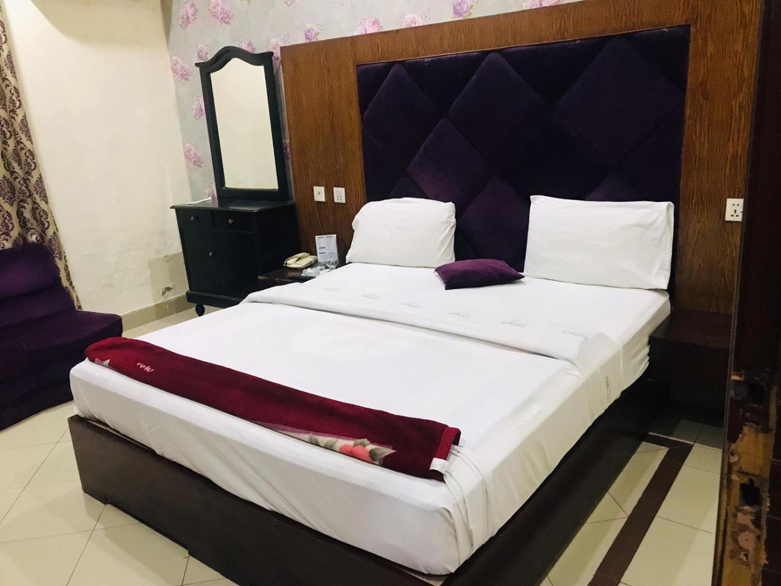 Hotel Pak Continental Мултан Екстериор снимка