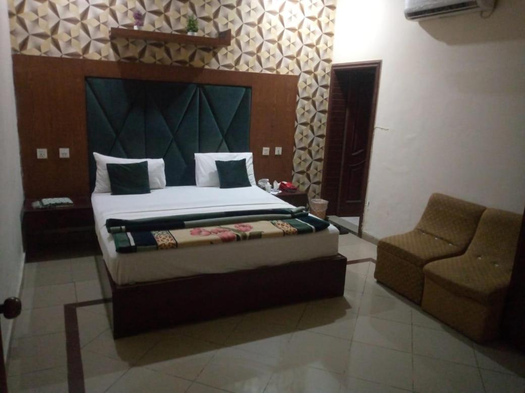 Hotel Pak Continental Мултан Екстериор снимка