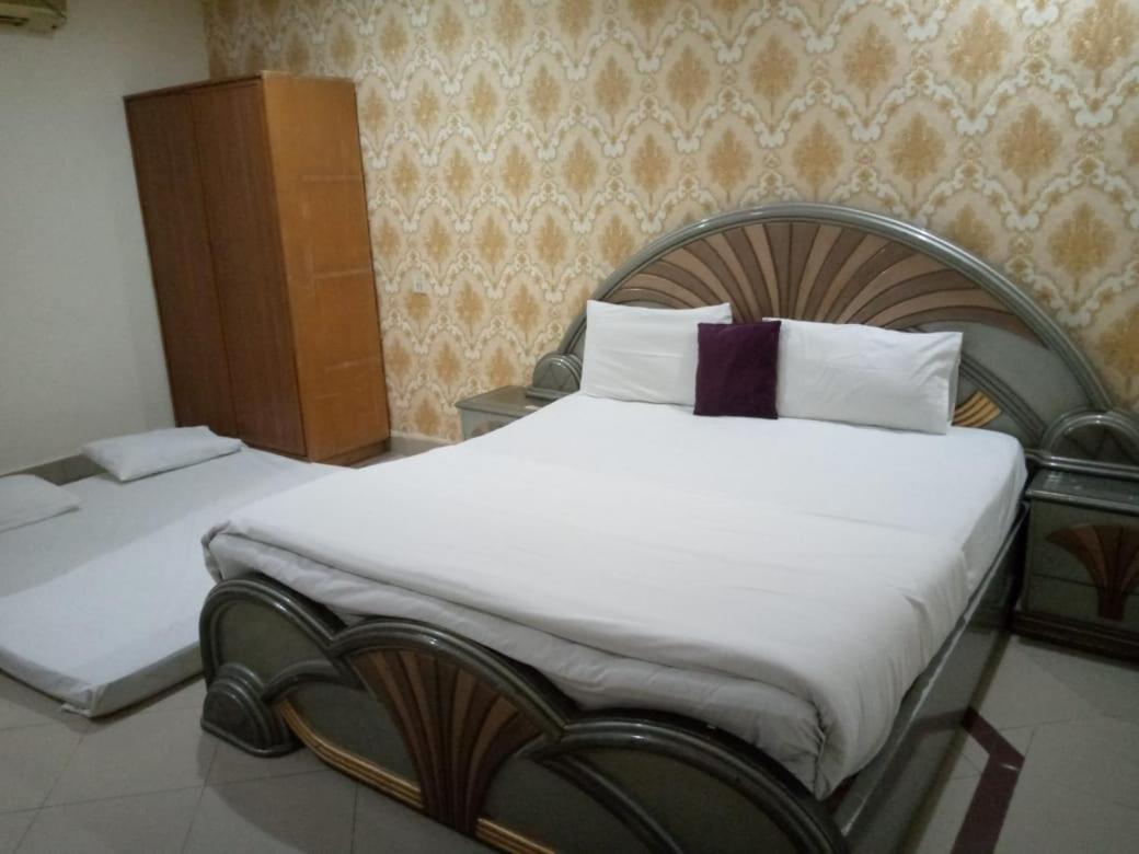 Hotel Pak Continental Мултан Екстериор снимка