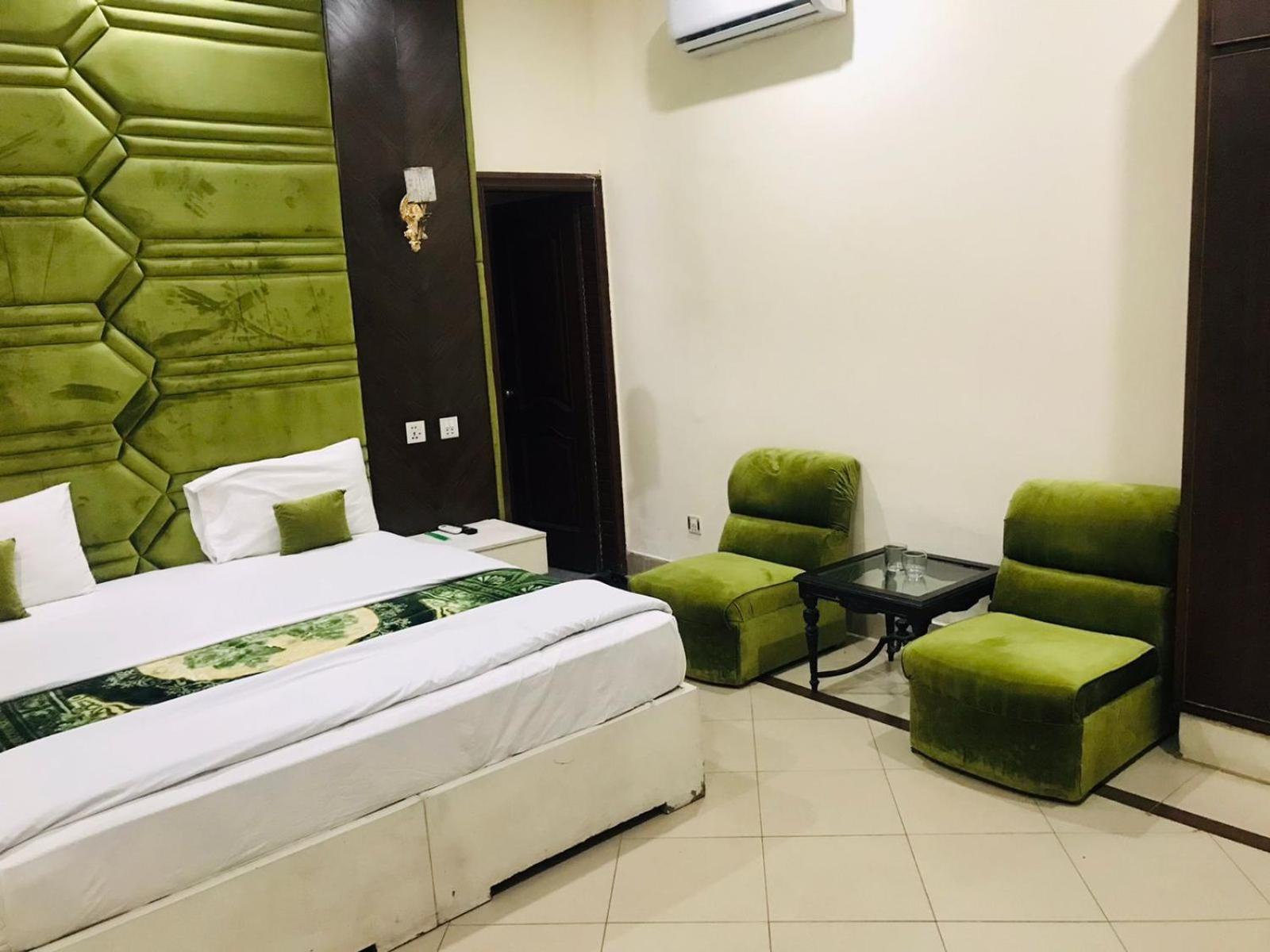 Hotel Pak Continental Мултан Екстериор снимка