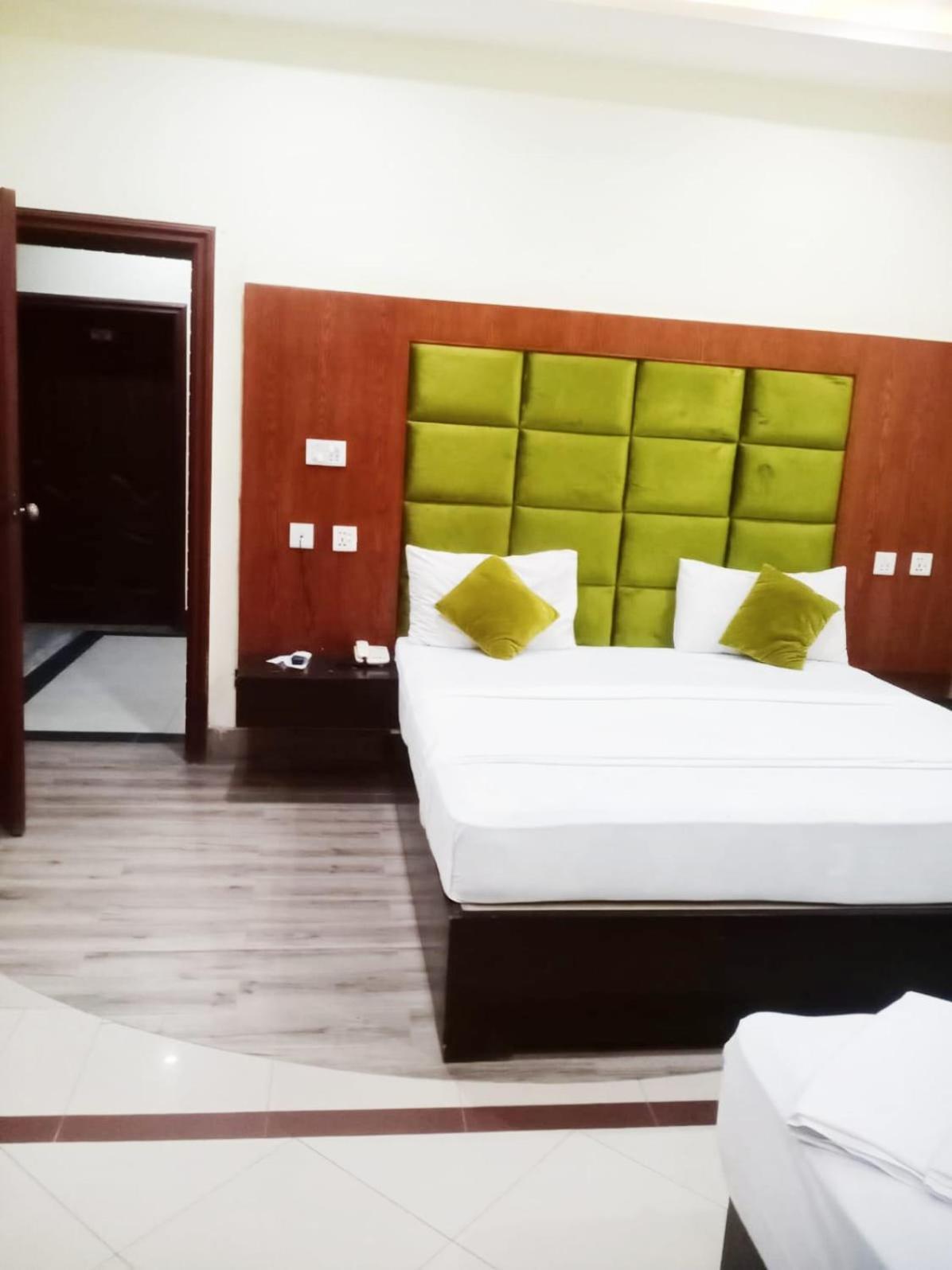 Hotel Pak Continental Мултан Екстериор снимка