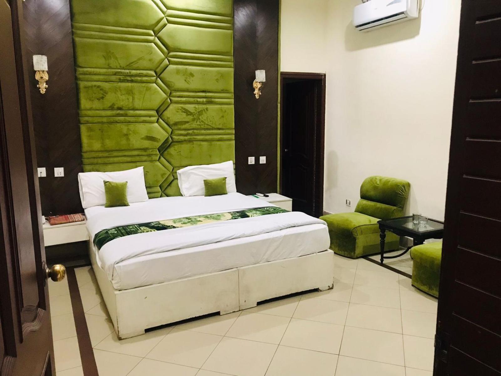 Hotel Pak Continental Мултан Екстериор снимка