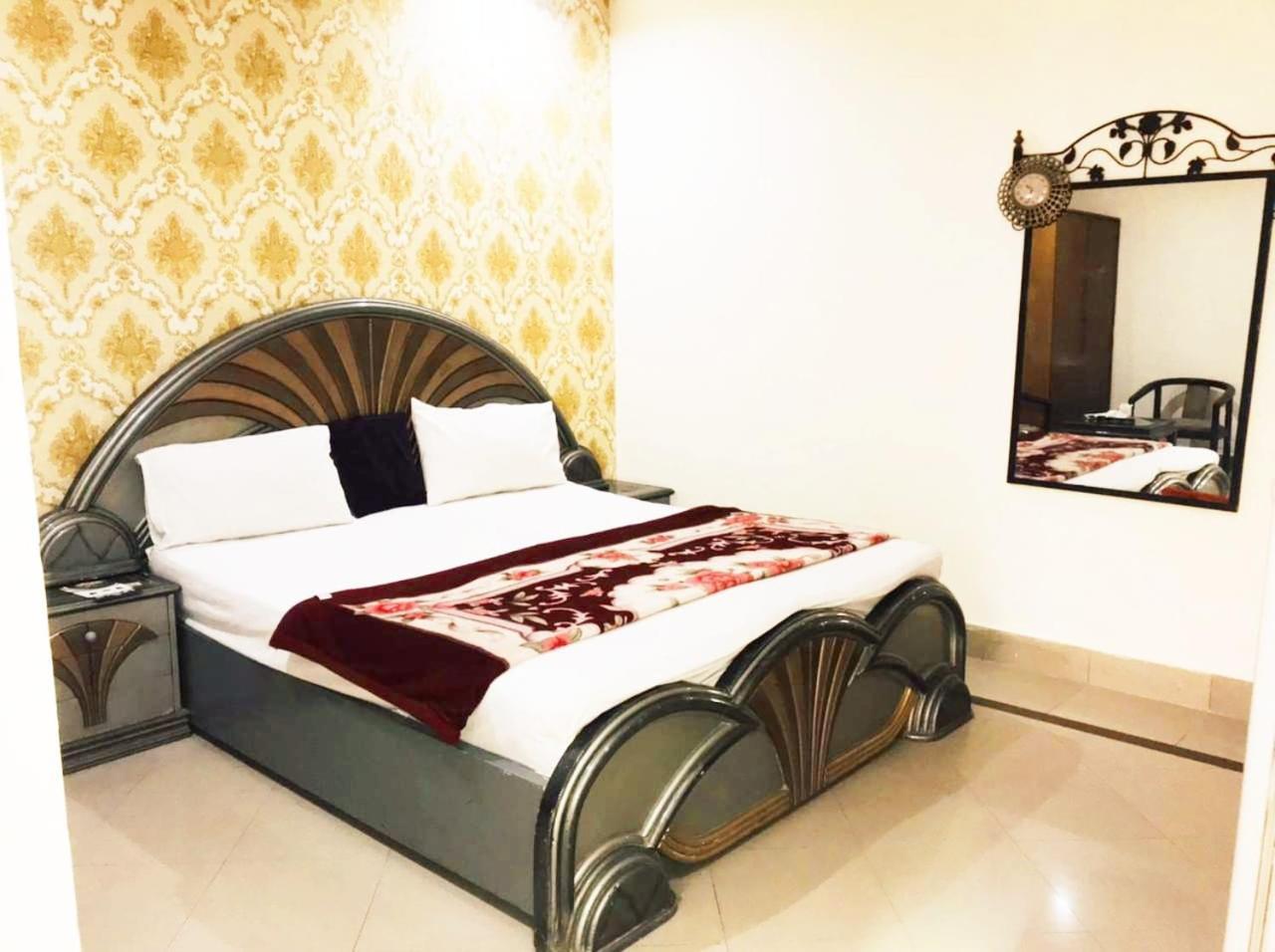Hotel Pak Continental Мултан Екстериор снимка