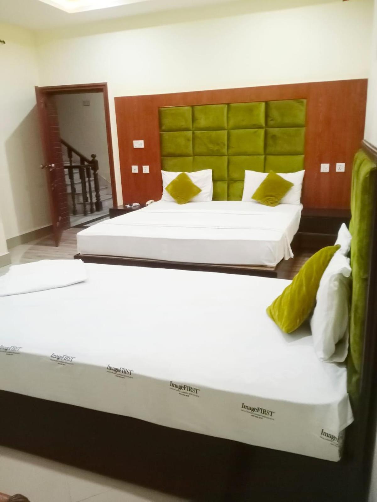 Hotel Pak Continental Мултан Екстериор снимка