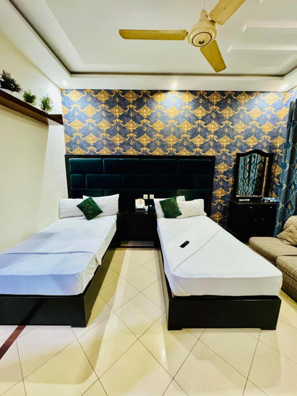 Hotel Pak Continental Мултан Екстериор снимка