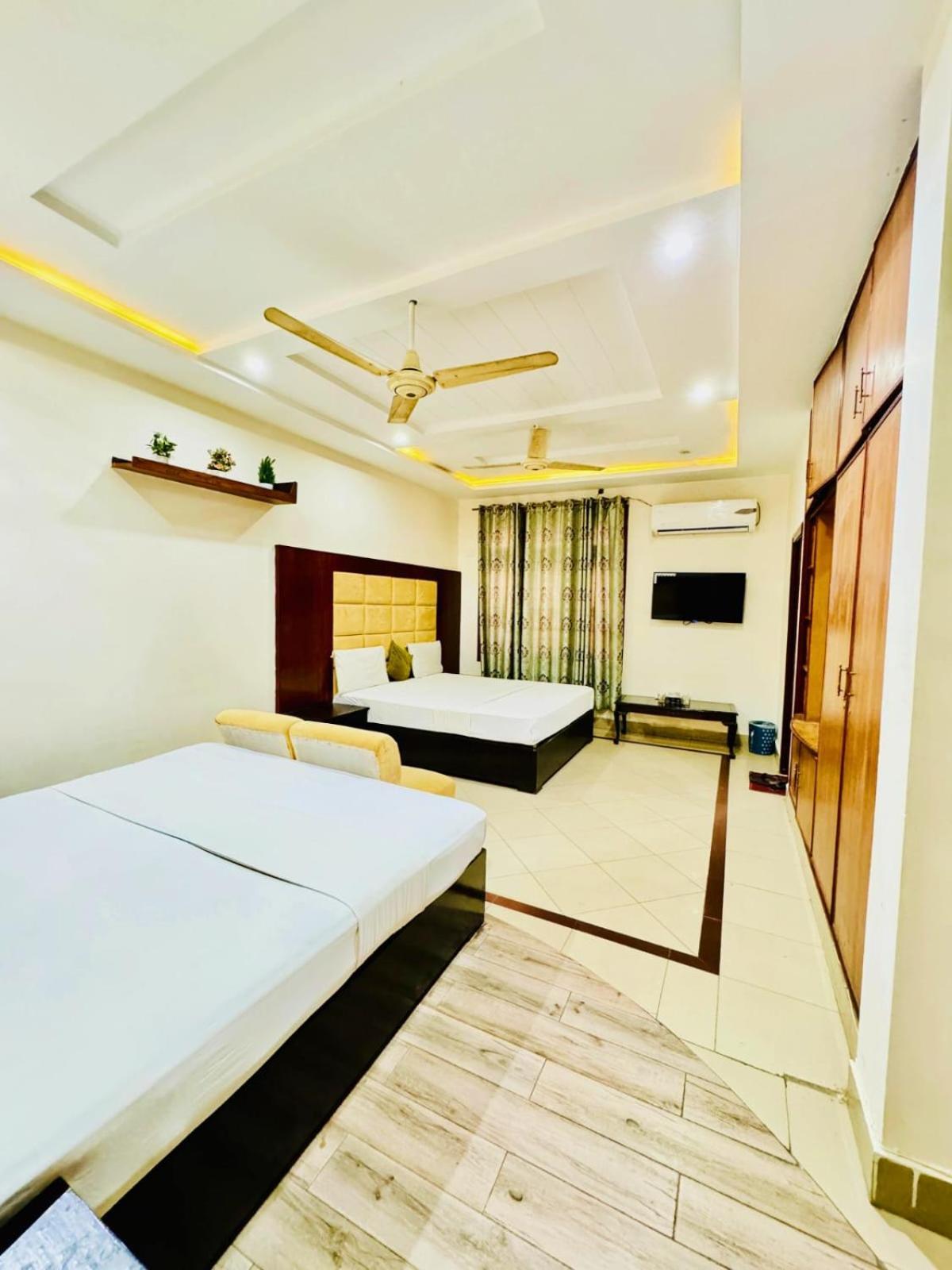 Hotel Pak Continental Мултан Екстериор снимка