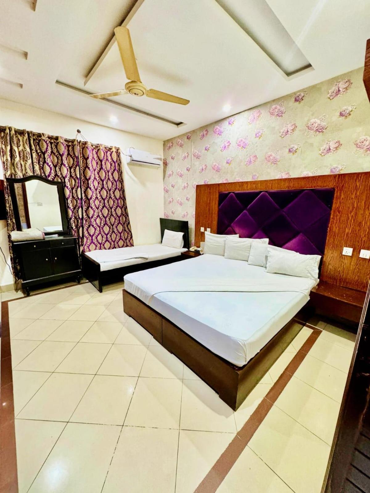 Hotel Pak Continental Мултан Екстериор снимка