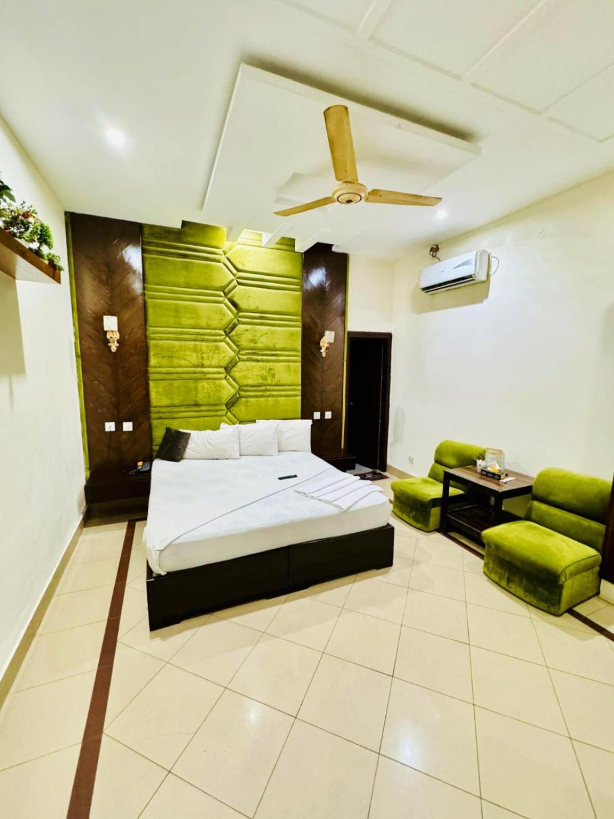 Hotel Pak Continental Мултан Екстериор снимка