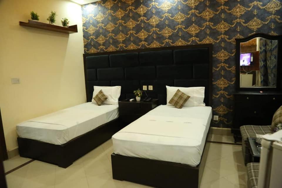 Hotel Pak Continental Мултан Екстериор снимка