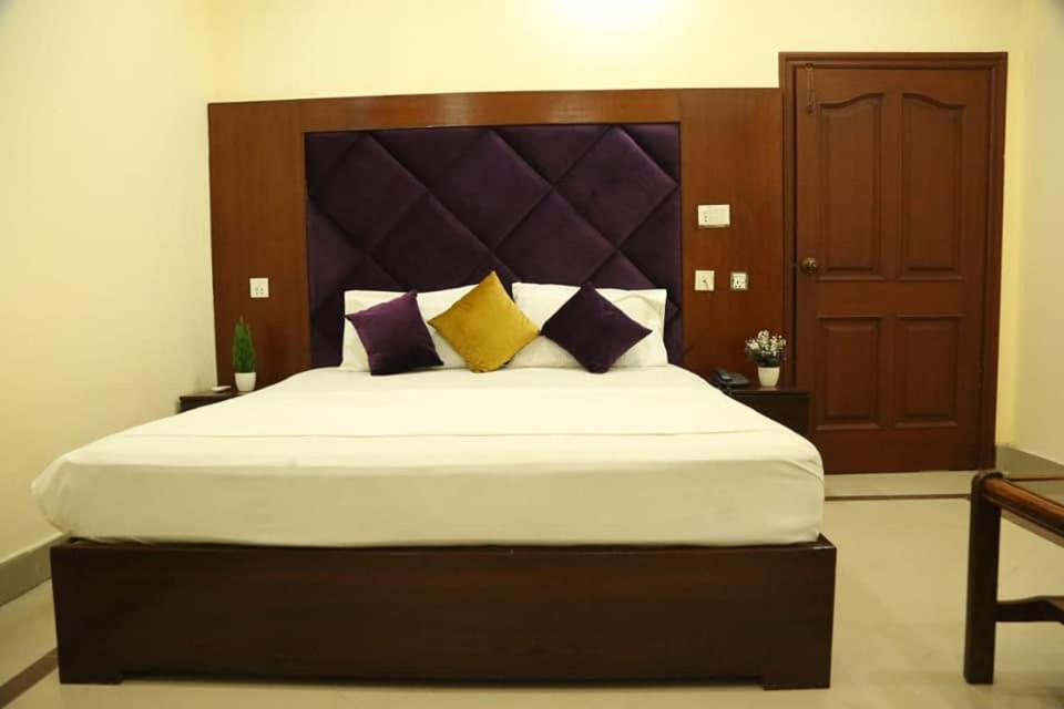 Hotel Pak Continental Мултан Екстериор снимка