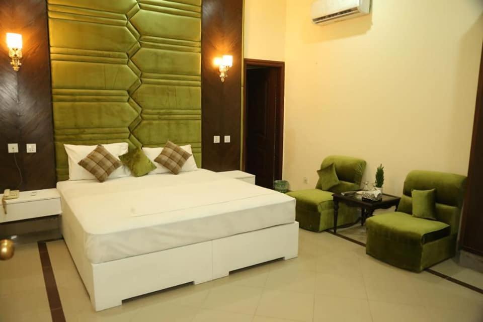 Hotel Pak Continental Мултан Екстериор снимка