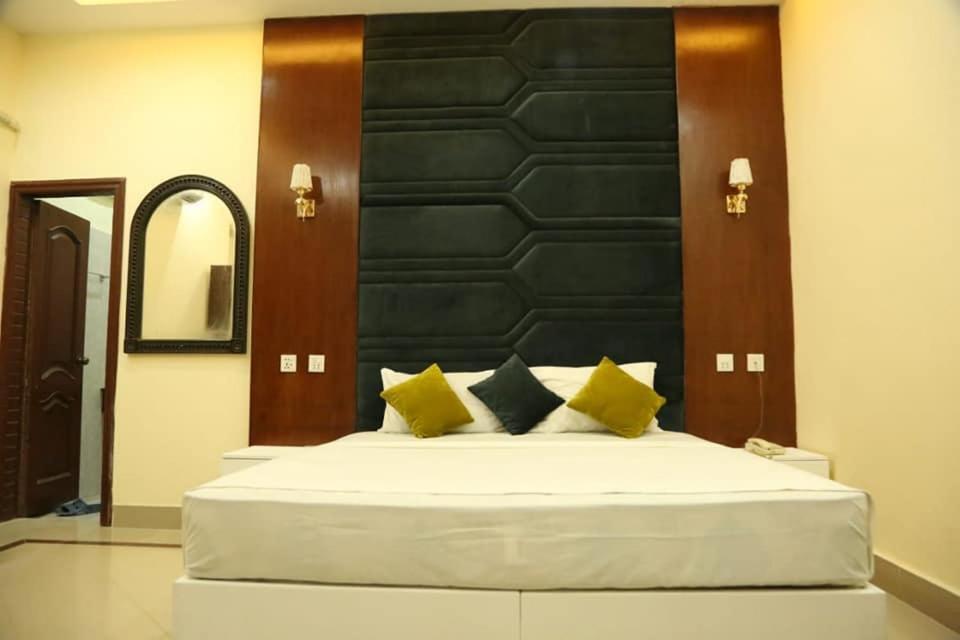 Hotel Pak Continental Мултан Екстериор снимка