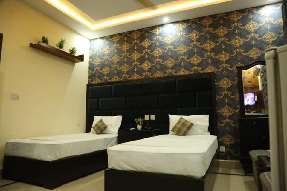 Hotel Pak Continental Мултан Екстериор снимка